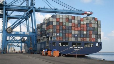 ميناء دمياط يستقبل 157.3 طن حبوب وغلال في صوامعه