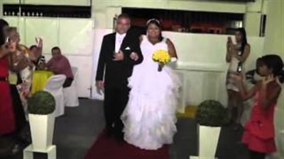 بالفيديو.. موقف غريب يصيب عروسة بالضيق الشديد أثناء الزفة