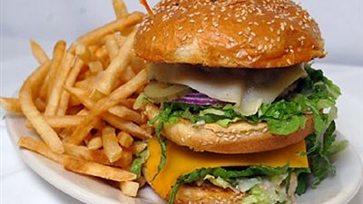 دراسة : الأطعمة الدسمة تفقدك حاسة الشم