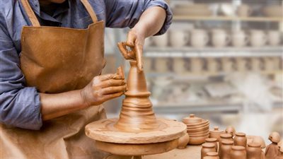 اجتماع بين الحرف اليدوية ومحافظ القاهرة لإنهاء أزمة ورش الفخار