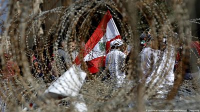 لبنان أمام يوم مفصلي مع قرب انتهاء مهلة الحريري.. الحكومة تقدم إصلاحات لتخفيف الأزمة الاقتصادية.. خفض رواتب المسئولين والوزراء والنواب إلى النصف.. عون: تعميم تهم الفساد 