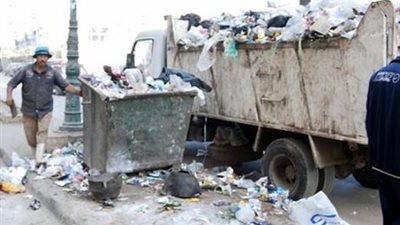 مواطن يشكو إلقاء سيارات النظافة للقمامة على طريق بشتيل