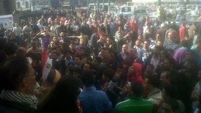 تجمهر المواطنين أمام محطة مترو 