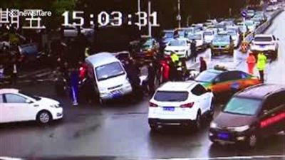 لحظة سحل حافلة امرأة على طريق سريع (فيديو)