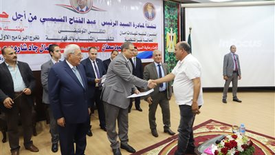 وزير القوى العاملة يسلم شهادات تخرج لأولى الدفعات من وحدات التدريب المتنقلة
