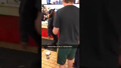 زبونة تلقن عاملة في مطعم شهير «علقة ساخنة» (فيديو)