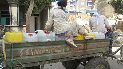 «العطش» يضرب قرية «الكويت» بقنا.. والأهالي: المياه تأتي 15 دقيقة (صور)