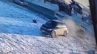 فتاة تتعرض لحادث سير مروع أثناء عبورها الطريق (فيديو)