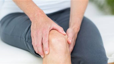 إصابة بالغة لعامل إثر انزلاق قدميه بسكة حديد المنيا