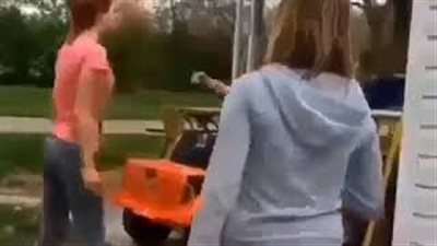 مشاجرة طاحنة بين فتاتين (فيديو)