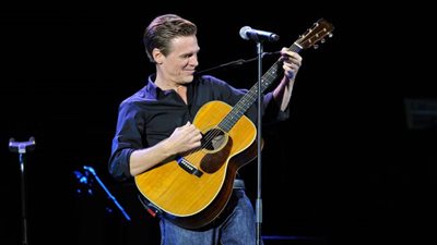 بالصور.. 5 معلومات عن الموسيقي الكندي براين آدمز