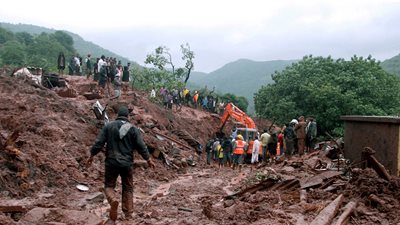 بالصور.. انهيار أرضي بالهند يقتل 30 شخصا