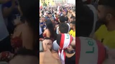 راقصة شرقية تشعل الأجواء بين المتظاهرين في لبنان (فيديو)