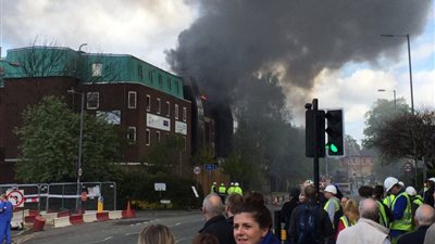 بالفيديو والصور.. حريق هائل في مستشفى بمانشستر