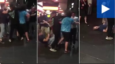 بالفيديو.. لكمة تُفقد رجلا وعيه