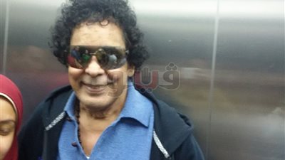 لحظة خروج محمد منير من مستشفى دار الفؤاد (فيديو وصور)