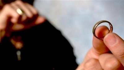 خبير قانوني: لا يشترط على المرأة تقديم سبب مقنع لخلع زوجها