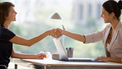 كيف تتحكمين في تصرفات جسدك خلال مقابلة العمل (فيديو)