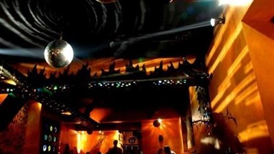 جمهورالجاز يتراقص على أنغام التسعينيات مع 