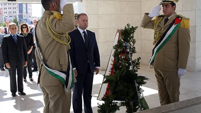 رئيس وزراء مالطا يضع إكليلا من الزهور على ضريح الرئيس عرفات