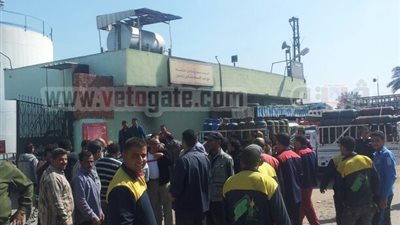 قطع شريط السكة الحديد من العاملين بمحطة الغاز ببسنديلة