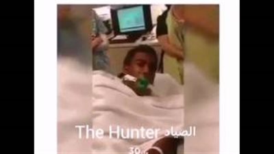 بالفيديو.. شاب يدخل في تحد مع طبيب بعد جرعة مخدر