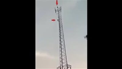 بالفيديو.. لحظة وفاة طفل سقط من أعلى برج كهرباء