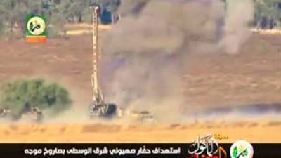 بالفيديو.. «القسام» تستهدف «حفار إسرائيلي» بصاروخ موجه