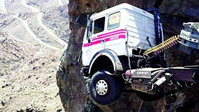 بالصور.. العناية الإلهية تنقذ سائق تريلا من الموت