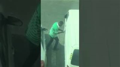 بالفيديو.. رد فعل رجل اكتشف لصا لحظة سرقة سيارته بالسعودية