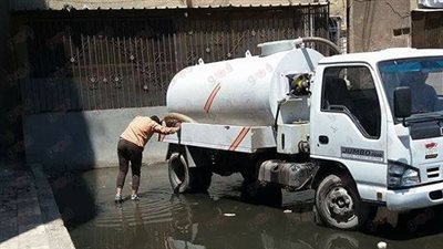 بالصور.. رئيس حي العرب ببورسعيد يترأس حملة لتطهير خطوط الصرف