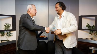 بعد الفوز عليه بثلاثية.. بيراميدز يهدي درع النادي لرئيس الإنتاج الحربي (صور)