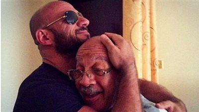 لأول مرة.. أحمد مكي ينشر صورته مع والده قبل وفاته