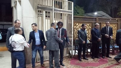 أمين الأعلى للثقافة أول الحضور في عزاء والد أحمد عواض (فيديو)