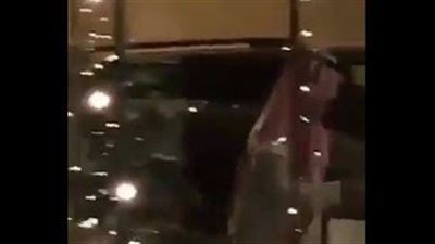 شاهد.. ماذا فعل وزير المالية السعودية بعد تناول الطعام بأحد المطاعم