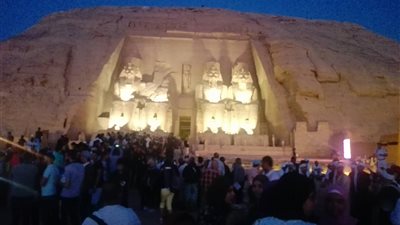 لحظة تعامد الشمس على وجه رمسيس الثاني بمعبد أبو سمبل (صور)