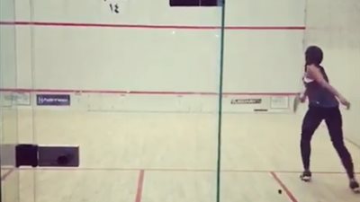 دينا الشربيني تمارس الأسكواش على طريقة الهضبة (فيديو)