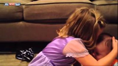 شاهد.. مقطع فيديو لعناق طفلة لـ«شقيقها» يحصد 7 ملايين زائر