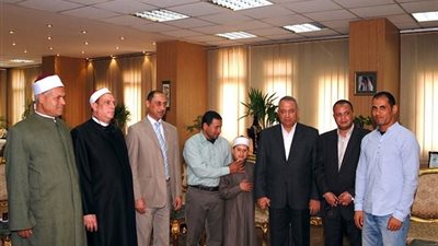 بالفيديو.. محافظ الشرقية يقبل يد الطفل المعجزة