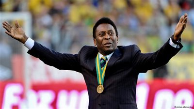 بيليه يبكي والده أثناء الكشف عن كتاب يروي قصة حياته