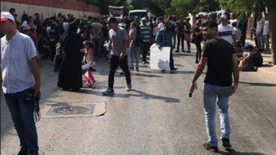 محتجون يقطعون الطريق أمام مصرف لبنان في بيروت