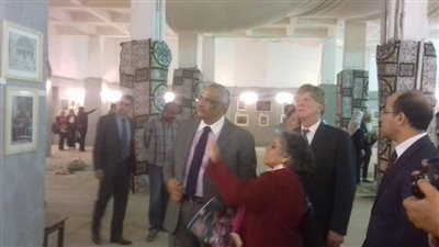 وفد الجامعة الأمريكية يتفقد معرض «عيون ترصد وتراث يبقى» (صور)