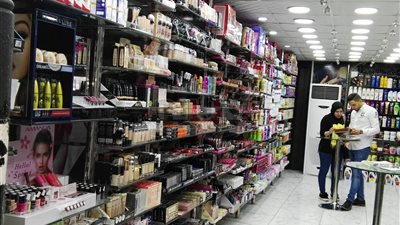 «زنقة الستات».. مقصد الجنس اللطيف لشراء المكياج ببورسعيد (فيديو)