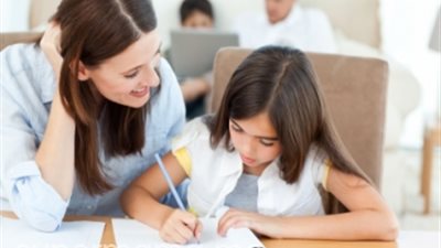 ساعدي طفلك على أداء الواجب المدرسي
