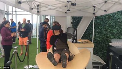 امرأة تخوض تجربة لعبة ثلاثية الأبعاد من خلال النظارات (فيديو وصور)