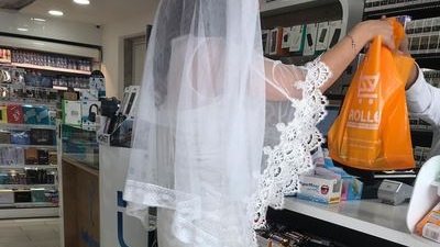 عروس تتجول بفستان الزفاف داخل سوبر ماركت في الكويت (فيديو)