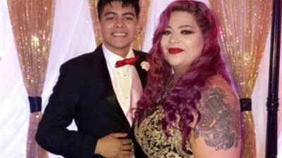 شاهد ماذا فعل شاب مع والدته لتعويضها عن إفساد حفلها الراقص (صور)