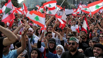 الاحتجاجات متواصلة في لبنان رغم الإعلان عن إصلاحات.. المحتجون يطالبون بإسقاط الحكومة وتشكيل أخرى تكنوقراط بعيدة عن الطائفية.. ومصدر أمني: نحاول فتح الطرق.. ولن نصطدم بالمحتجين
