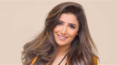 مي عمر تستقبل مولودتها الجديدة «سيلين»