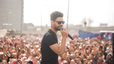 أحمد جمال يحيي حفل لحملة «أنت أقوى من المخدرات» بجامعة دمنهور(صور)